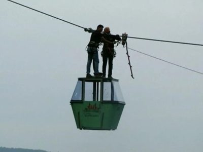 Rescatan a dos menores suspendidos en un teleférico a 350 metros; otros 6 siguen atrapados (Video)