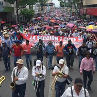 Maestros de Chiapas paran labores y realizan plantón