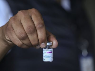 Tercera dosis de AstraZeneca aumenta "significativamente" los anticuerpos contra ómicron