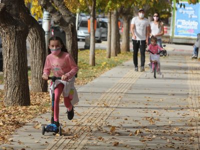 Desinfectan veredas de plazas para que las salidas recreativas sean más seguras
