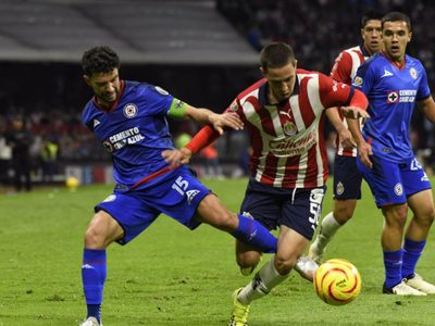 Cruz Azul goleó 3-0 a las Chivas en el Estadio Azteca