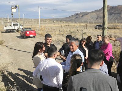 El gobernador recorrió la obra de tendido eléctrico en Taquimilán y destacó el avance