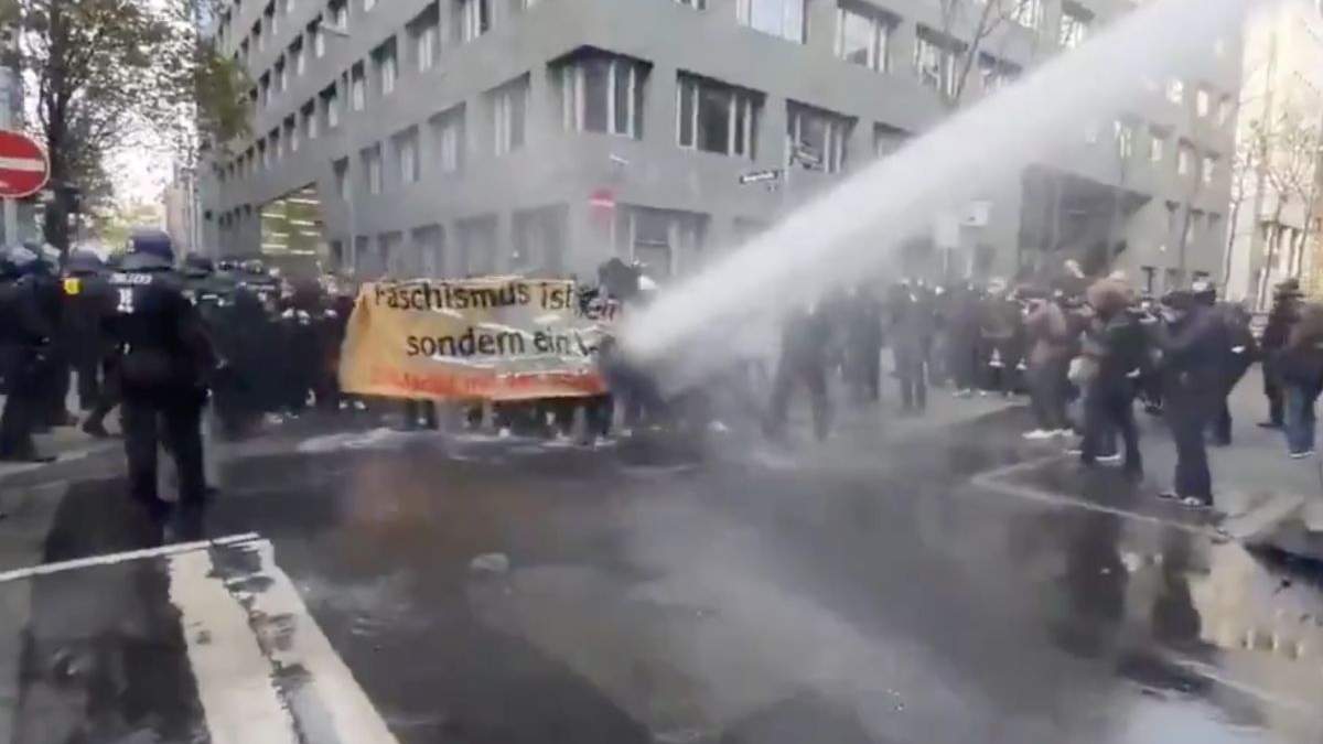 La policía de Alemania ya ha dispersado protesta contra el confinamiento por la pandemia