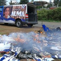 Habitantes de Nahuatzen, Michoacán, bloquean acceso al pueblo y queman propaganda de candidata del PAN