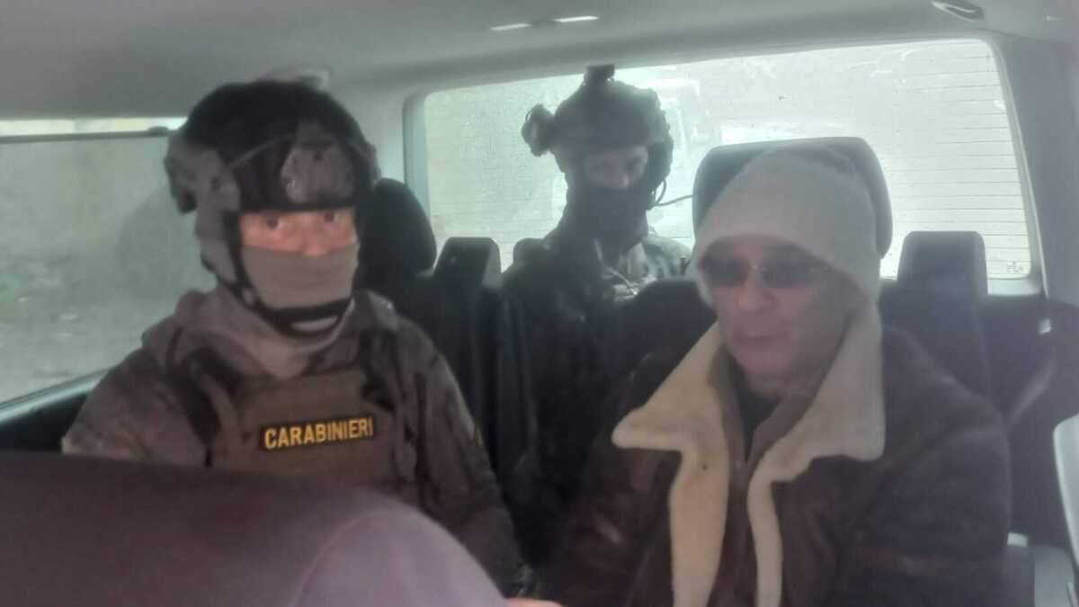 En esta imagen entregada por los Carabinieri italianos el lunes 16 de enero de 2023, el capo de la mafia Matteo Messina Denaro, a la derecha, se ve en un auto con agentes de los Carabinieri italianos poco después de su detención en una clínica privada de Palermo, Sicilia, tras 30 años prófugo
