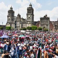Cientos de simpatizantes de AMLO llegan al Zócalo por el 85 aniversario de la Expropiación Petrolera