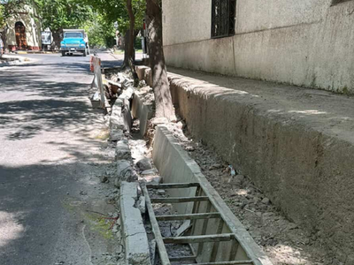 Recalculando: hicieron una acequia y ahora están rompiendo los cordones