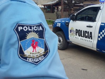 Allanamientos en Centenario, objetos secuestrados y una mujer demorada