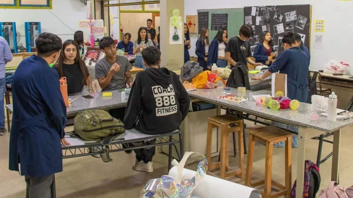 Los alumnos exponen trabajos y comparten experiencias. Fuente: (Gobierno de Neuquén)