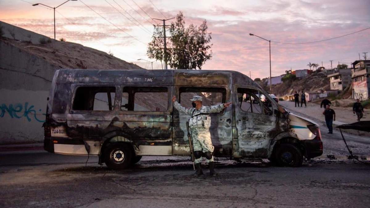 Uno de los vehículos incendiados en Tijuana