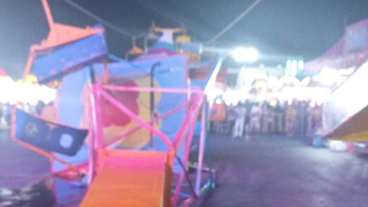 Una canastilla de un juego mecánico con tres personas cayó al suelo