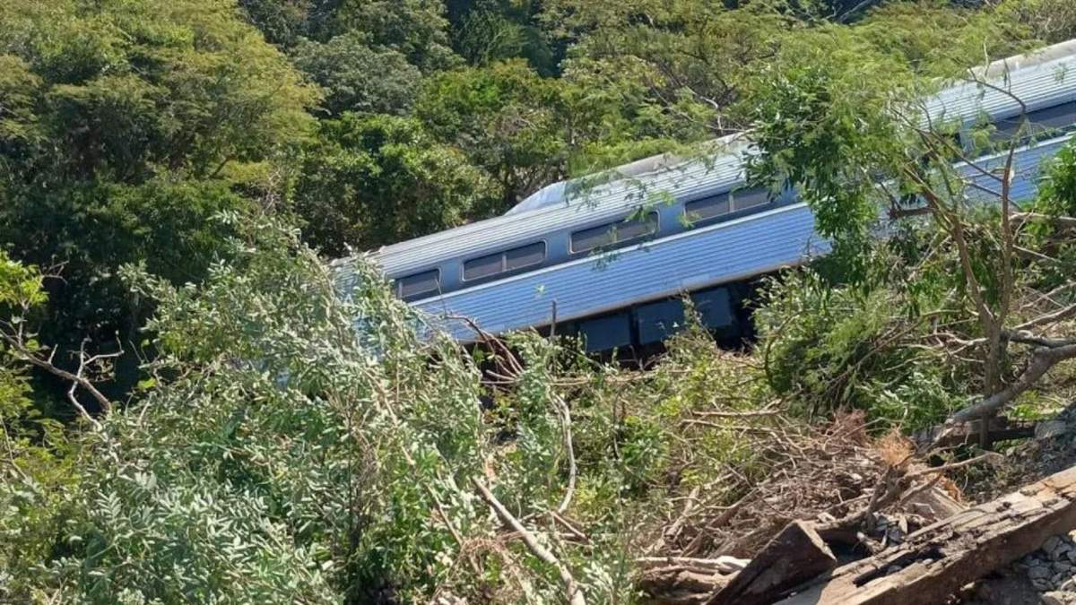 El tren descarrilado