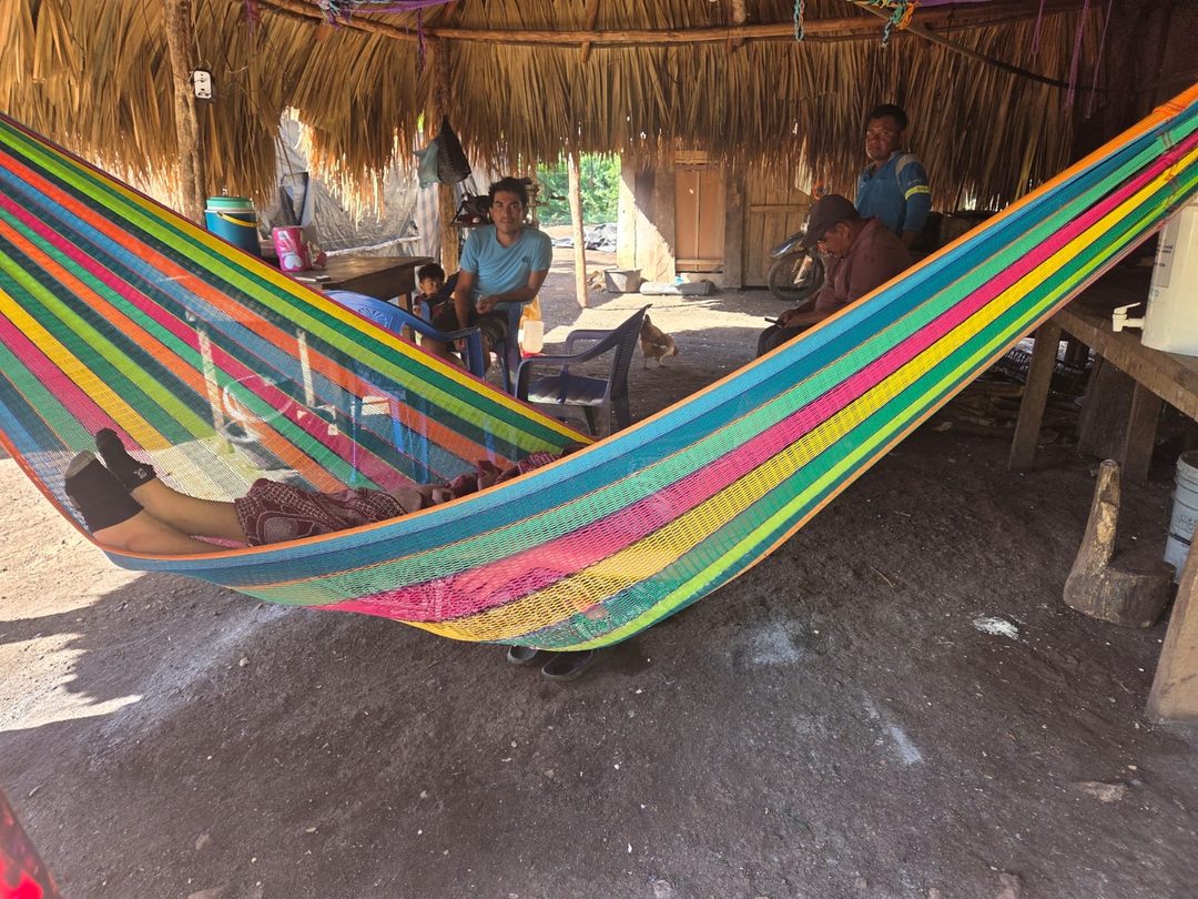 En la hamaca está la mamá de Carlos Pérez, la adulta mayor no ha podido recibir atención médica por la distancia.  Foto Claudia V. Arriaga Durán