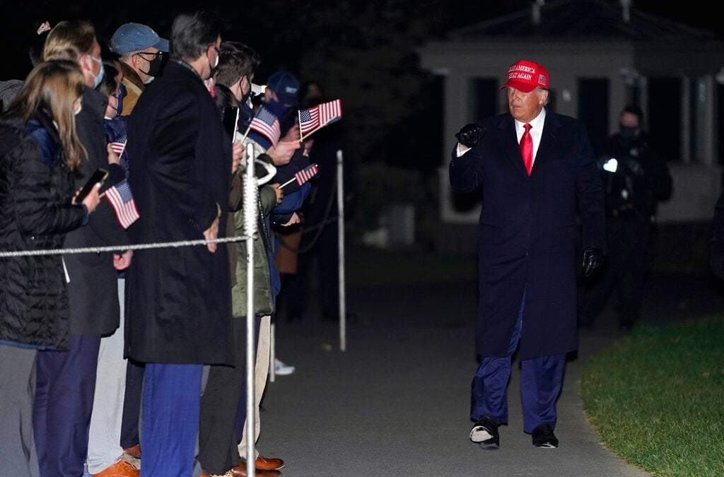 Trump saluda a sus seguidores en el jardín sur la Casa Blanca. Foto:  AP / Patrick Semansky