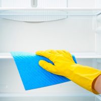 Con pocos ingredientes, el truco para desinfectar tu heladera y que quede con el más rico olor