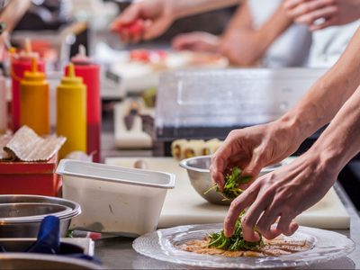 ¡Golazo de los empleados! Las empresas de comida rápida deberán pagar el salario completo