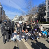 Manifestantes bloquean una marcha neonazi en Berlín