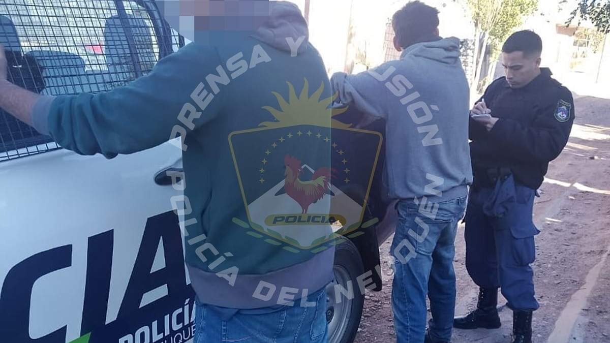 Los dos detenidos cuando vendían en la calle herramientas robadas a una camioneta en horas de la mañana. Fuente (Policía de Neuquén)