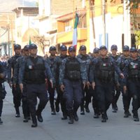 Detienen a tres policías municipales con armamento sin registro oficial en Michoacán
