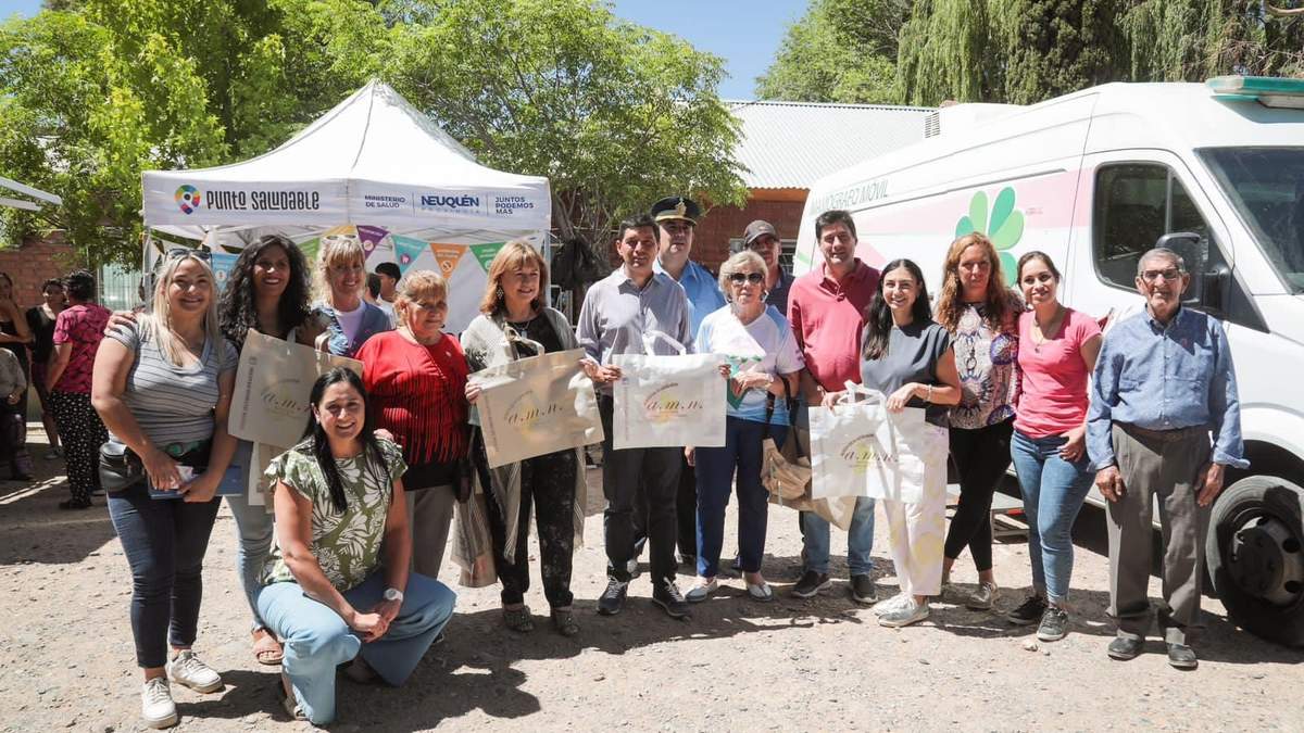 Marcos Koopmann junto a la ministra de Salud, Andrea Peve y Ana Pechen. Fuente: (Facebook).