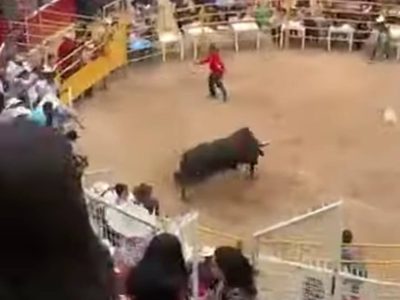 Un toro brinca varias veces sobre un jinete en plaza de Morelia y lo deja grave (Video)