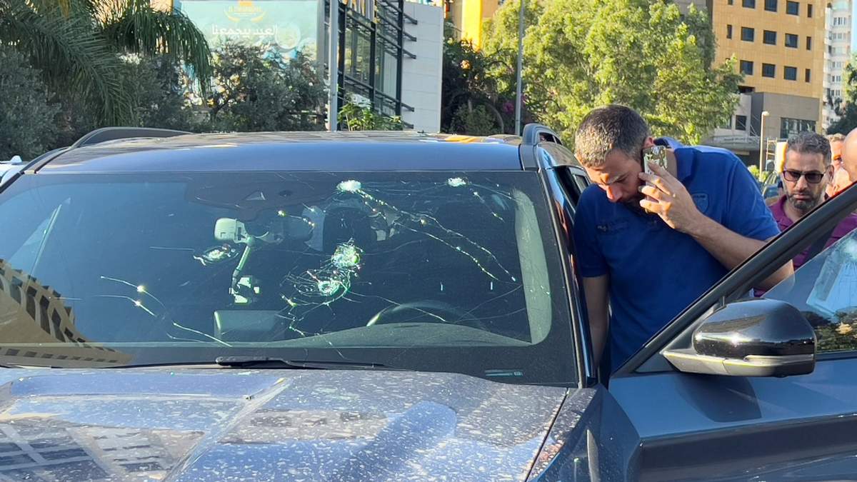Agentes de policía inspeccionan un automóvil en cuyo interior explotó un buscapersonas portátil en Beirut