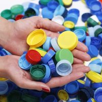 Con tapitas plásticas y palitos de brochette: creá este hermoso estante para colocar esmaltes de uñas