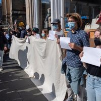 Por qué los carteles en blanco se convirtieron en un símbolo de protesta en el Reino Unido