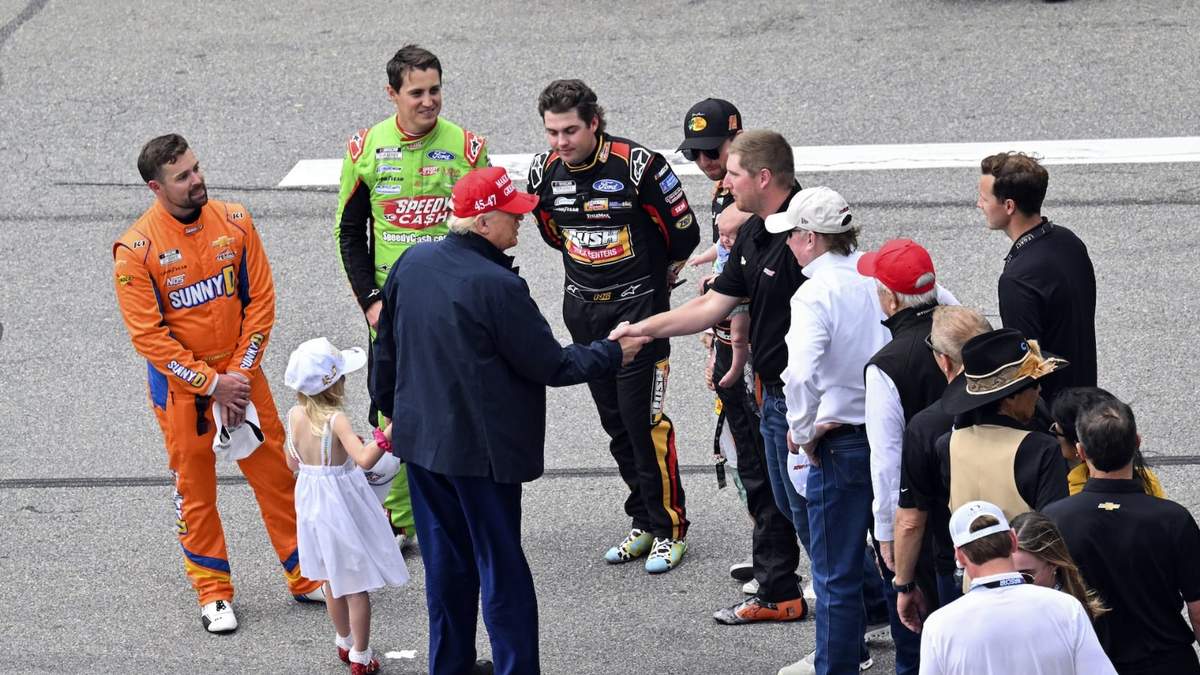 El presidente Donald Trump saluda a los pilotos previo a la carrera de automovismo de Nascar Daytona 500