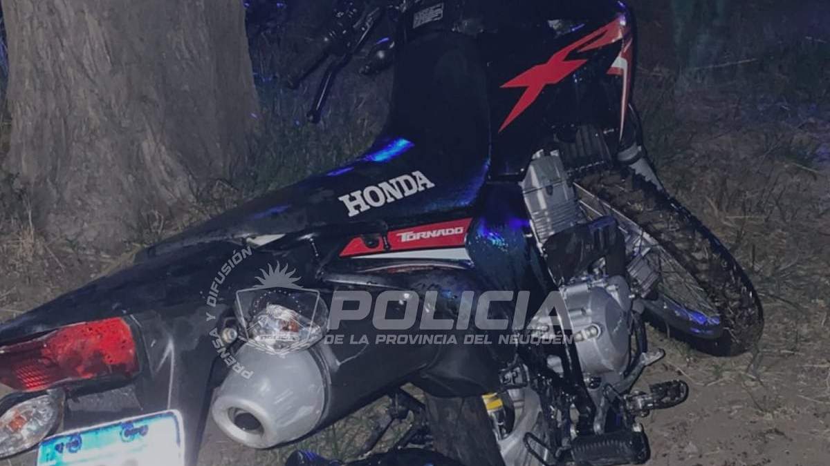 La moto Honda250 fue rescatada del río Limay por la Policía. Había sido robada días atrás. Fuente (Policía de Neuquén)