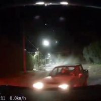 Una camioneta chocó a un vehículo estacionado en Villa La Angostura y el conductor huyó del lugar