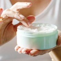 Alerta sanitaria: ANMAT retira del mercado varios cosméticos para el rostro