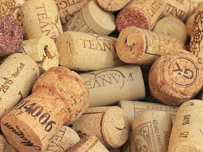 Guardá varios corchos de vino: creá este soporte muy útil para colgar cosas en la pared