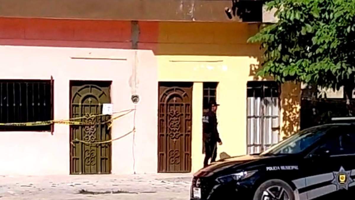 Policías en el domicilio en el que se cometió el feminicidio