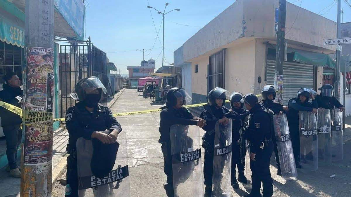 Policías resguardan inmediaciones del Mercado Morelos, en Puebla, durante cateos