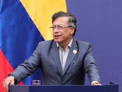 Petro plantea reiniciar diálogos de paz suspendidos con la guerrilla ELN