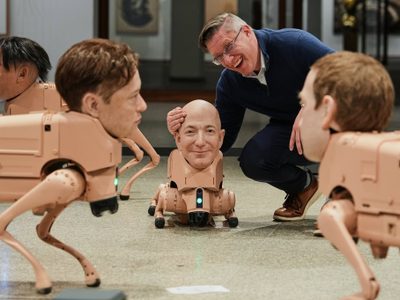Perros robot con cabezas de Musk y Zuckerberg recorren museo de Berlín en nueva muestra de arte