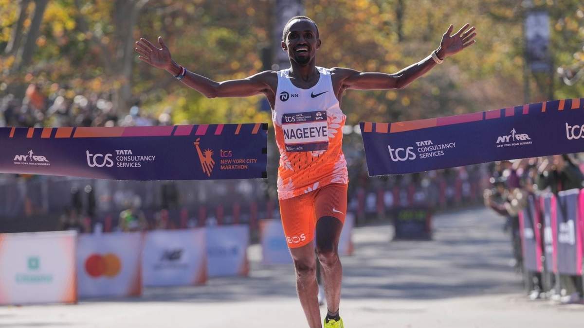 El neerlandés Abdi Nageeye cruza la meta al ganar el Maratón de Nueva York, el domingo 3 de noviembre de 2024