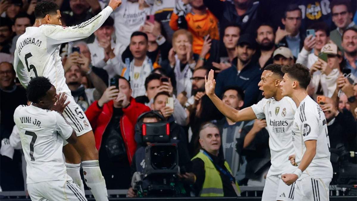 Gol de Jude Bellingham y Vinicius lo levanta mientras Mbappé espera por el festejo.