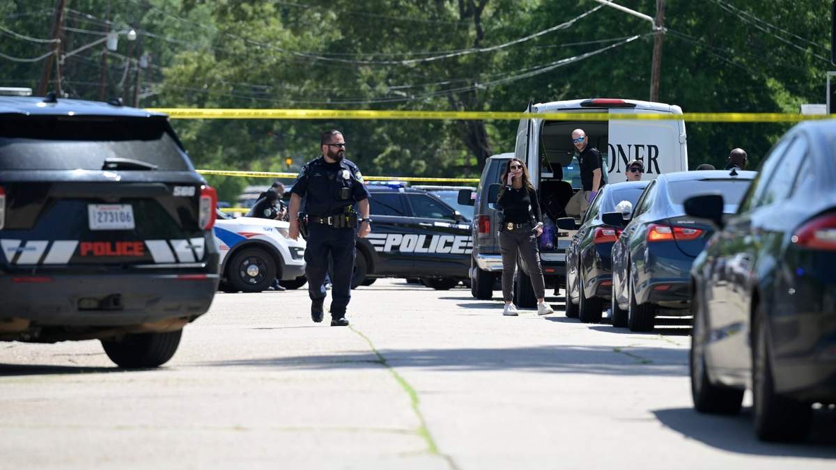 La policía cerca del lugar donde ocurrió un tiroteo masivo en Shreveport, Luisiana