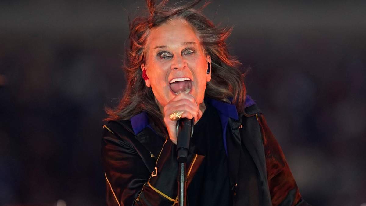 El cantante Ozzy Osbourne actúa durante el medio tiempo de un partido de fútbol americano de la NFL entre Los Angeles Rams y Buffalo Bills en Inglewood, California, el 8 de septiembre de 2022
