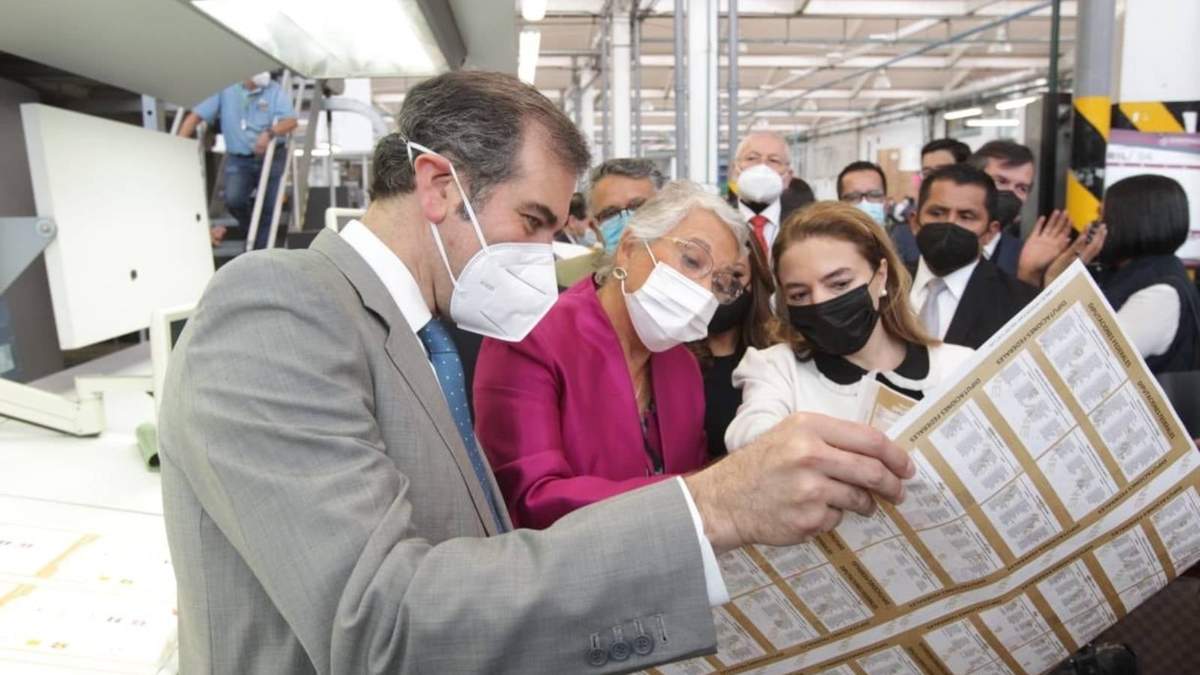 Lorenzo Córdova y Olga Sánchez Cordero encabezaron el inicio de producción de las 100 millones de boletas electorales
