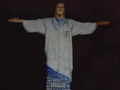 Visten de médico al Cristo de Corcovado en homenaje a los trabajadores de la salud