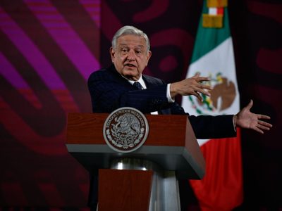 AMLO analiza cambiar gira del adiós por evento masivo en el Zócalo capitalino