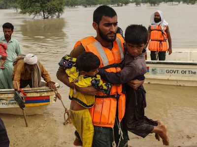 Conmoción en Pakistán: un tercio del país está bajo el agua y ya hay más de mil fallecidos