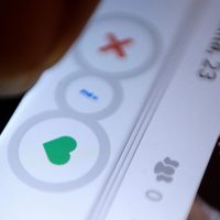 Crece el uso de apps para citas, aunque usuarias jóvenes denuncian acoso