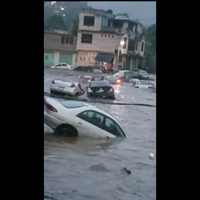 Tejupilco: tromba desborda río, inunda casas y arrastra vehículos (Videos)