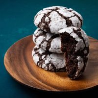 Crocantes por fuera y tiernas por dentro: prepará esta receta rendidora de galletas de chocolate craqueladas