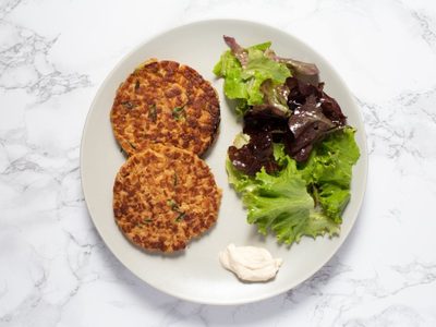 La carne vale fortuna: prepará estas deliciosas milanesas con arvejas en pocos minutos