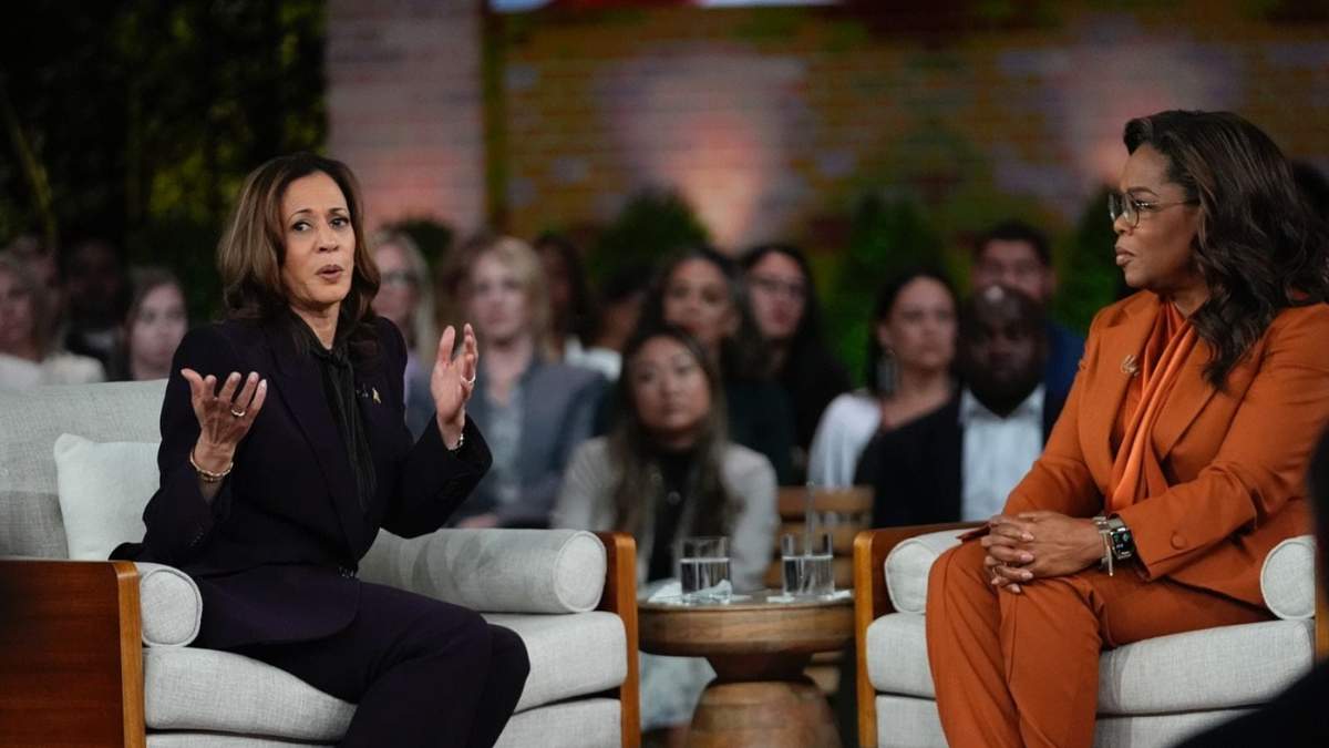 La candidata presidencial demócrata Kamala Harris habla con Oprah Winfrey en el evento Oprah's Unite for America Live Streaming, el jueves 19 de septiembre de 2024, en Farmington Hills, Michigan